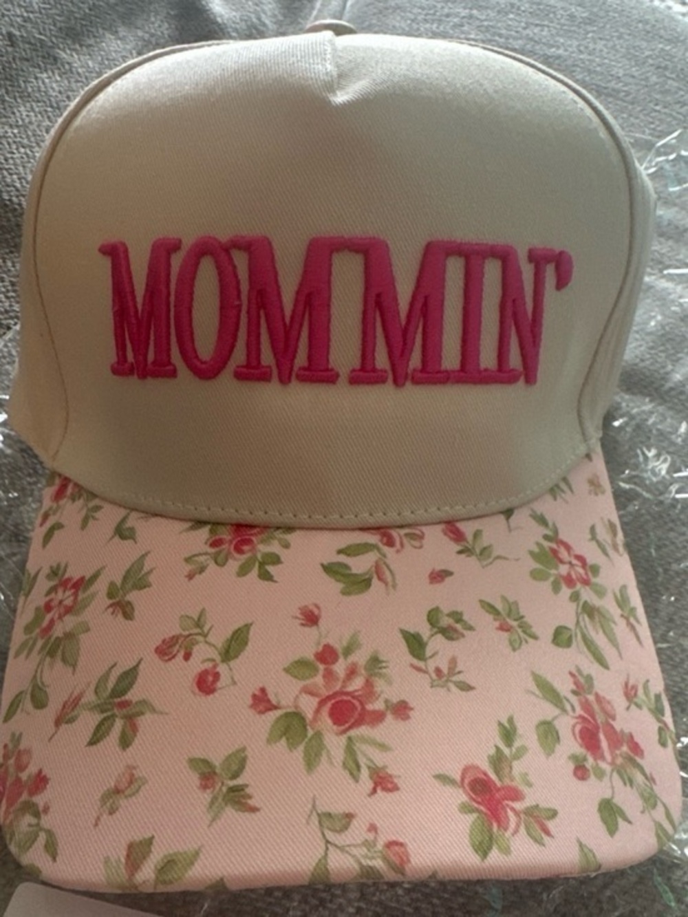 🆕 Zenana Outfitters Satin Cream and Pink Floral "MOMMIN'" Hat. Brand New!!💗💗
